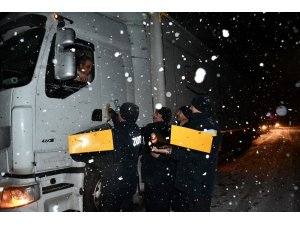 Bursa Ankara yolunda mahsur kalanların yardımına İnegöl Belediyesi koştu