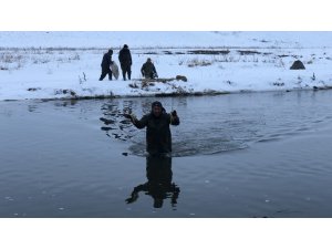 Kars’ta köyüler buz gibi sudan balık ihtiyacını karşılıyor