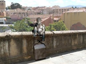 İspanya'da selfie çeken şeytan heykeline tepki