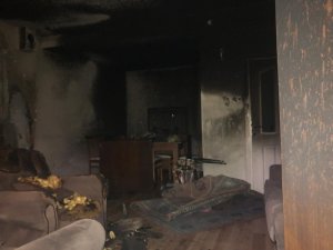 Ev yangınında dumandan etkilenen 2 kişi hastaneye kaldırıldı
