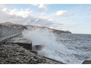 Zonguldak’ta dev dalgalar 7 metrelik istinat duvarını aştı