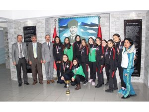 Oktay Olcay Yurtbay Lisesi kız voleybol takımı il birincisi oldu