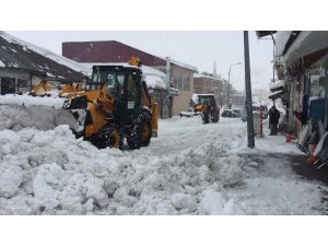 Karlıova’da 2 bin kamyon kar taşındı, hala taşınıyor