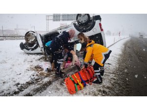 Karlı yolda takla atan araçtaki 3 İranlı yaralandı