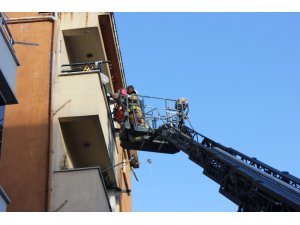 Maltepe’de çıkan yangında 4 çocuk 1 kadın binada mahsur kaldı