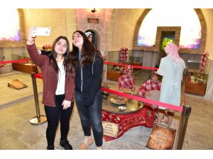 Müzede selfie gününe gençlerden yoğun ilgi