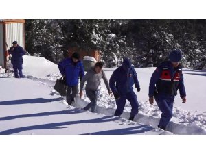 Karda mahsur kalan bekçiyi, jandarma ve belediye ekipleri kurtardı