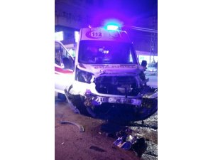 Hasta taşıyan ambulans kaza yaptı: 3 yaralı