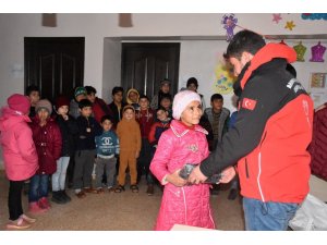 Suriyeli yetimlere mont ve çizme yardımı