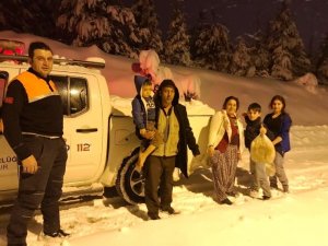 Kütahya’da karda mahsur kalan 6 kişi AFAD tarafından kurtarıldı