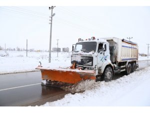 Aksaray’da 300 kişilik ekiple kar kürüme çalışması devam ediyor