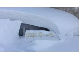 Kar Karlıova’da 2 metreyi aştı, evlerin penceresine ulaştı