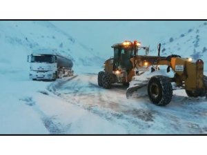 Özel İdare ekiplerinden Kızıldağ’daki karla mücadele çalışmalarına destek