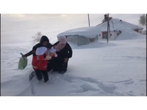 Karlı yollar 6 saatte aşıldı, 2’si çocuk 3 hasta kurtarıldı