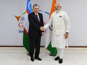 Özbekistan Cumhurbaşkanı Mirziyoyev küresel zirve için Hindistan’da