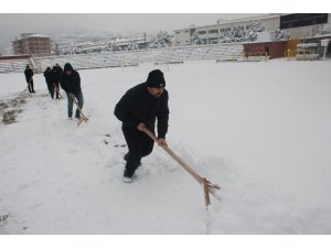 Stadyumlarda kar temizleme mesaisi