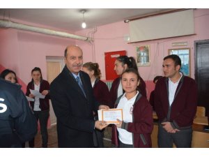 Başkan Bozkurt’tan öğrencilere karne hediyesi