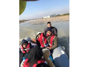 Su basan bahçe evinde mahsur kalan Suriyeliler AFAD ekiplerince botla kurtarıldı