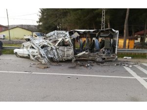 Yolcu otobüsü minibüse çarptı: 1 ölü, 1 yaralı