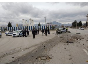 Denizli’nin Merkez Efendi ilçesi Hacı Eyüplü Mahallesi’nde çöp toplama kamyonuyla devriye gezen polis aracı çarpıştı. Kazada polis aracındaki polisler yaralandı. Yaralanan polisler, sağlık ekiplerince hastaneye götürüldü.