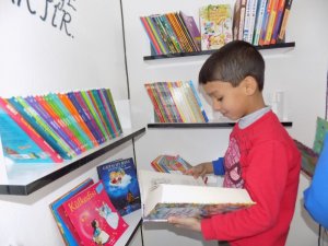 Ortaokul öğrencileri köy okuluna 2 bin kitaplık kütüphane kazandırdı