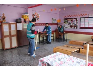 Okulların yarıyıl tatilinde tadilatı ve temizliği hükümlüler tarafından yapılıyor