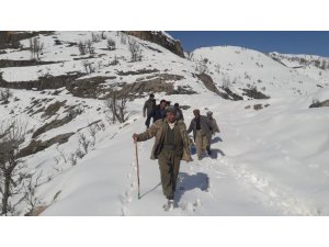 Köy yolu kardan kapalı olunca hasta plastik bidon ve sedye ile ambulansa taşındı