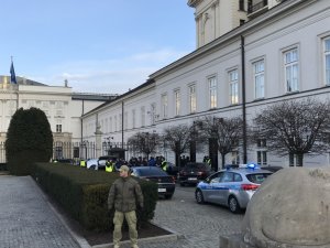 Polonya’da bir araç Cumhurbaşkanlığı Sarayı’na girmeye çalıştı