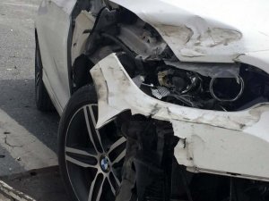 TEM Otoyolunda lüks araç, kararsız sürücüye çarptı: 2 yaralı