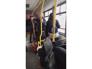 Sivaslı aşıktan otobüste konser