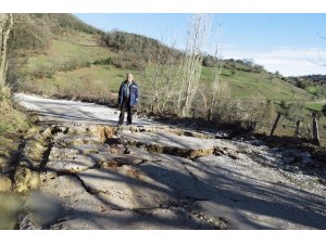Biga’da Çömlekçi ile Karaağaç köyü arasındaki yol çöktü