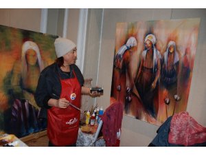 Ressam Aslı Çakar Özen peştamalı imza olarak kullanıyor