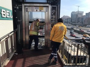 Üst geçitteki asansörde mahsur kaldılar