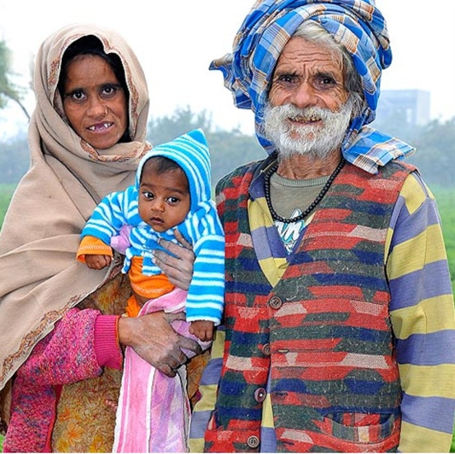 маленький дедушка. рамаджит рагхав. самый старый папа в мире зачавший ребенка в индии. самый старый отец в мире. рамджит раджав.