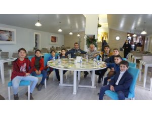 ‘Haydi Çocuklar Camiye’ projesine katılan çocuklara ikram