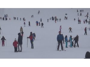 Ünlüler Sarıkamış Cıbıltepe Kayak Merkezi’ne akın etti