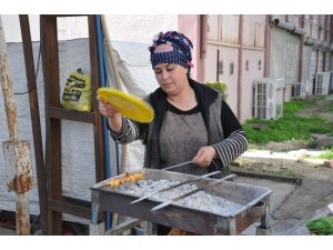 Suriyeli kadın ailesini geçindirmek için sokakta tezgah kurup kebap yapıyor