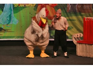 "Keloğlan ve Sihirli Tavuk" tiyatro oyununu binlerce çocuk izledi