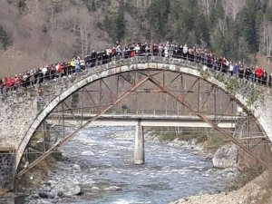 Restorasyondaki tarihi köprüye 'tehlikeli' ziyaret