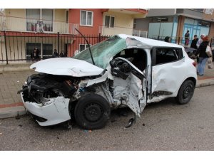 Kamyon ile otomobil çarpıştı: 1 ölü, 2 yaralı