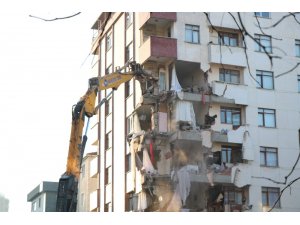 Kartal’da tahliye edilen Yunus apartmanının yıkımına yeniden başlandı