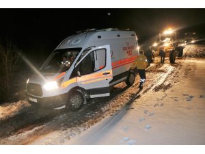 Kardan yolu kapanan köyde hasta kurtarma operasyonu