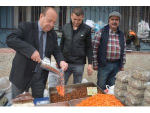 Başkan Özakcan pazar tezgahının başına geçti
