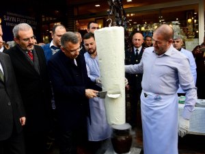 Cumhurbaşkanı Yardımcısı Oktay, satırla dondurma kesti
