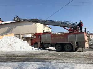 Belediye ekiplerinden çatılardaki kar kütlelerini temizleme çalışması