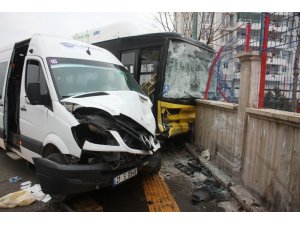 Diyarbakır’da servis minibüsü ile halk otobüsü çarpıştı: 13 yaralı