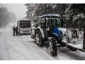 Kar yolları kapattı, Kazdağları’nda onlarca araç mahsur kaldı