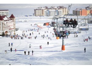 Çinliler, Sarıkamış Cıbıltepe Kayak Merkezi’ne akın etti