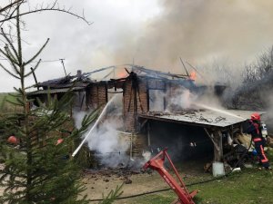 Sakarya’da 2 katlı ahşap ev alev alev yandı