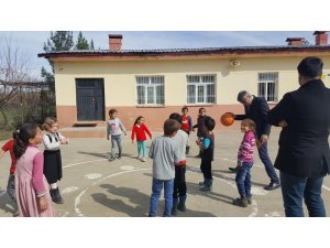 Kozluk İlçe Milli Eğitim Müdürü Toprak, köy okullarını gezdi
